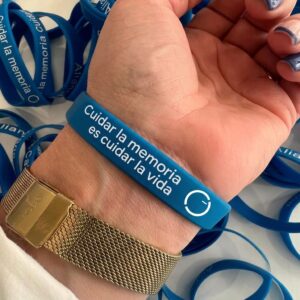 02.pulsera_tiendasolidaria-fundacionsalomemoliner_1 Pulsera solidaria «Cuidar la memoria es cuidar la vida»